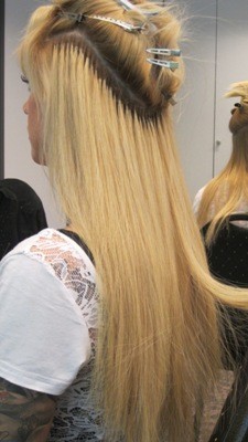 Bild während der Haarverlängerung